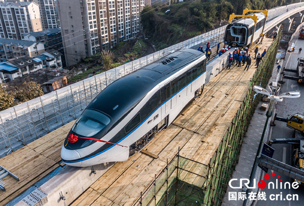 图片默认标题_fororder_西南地区首条云轨列车车厢吊装上线即将运行[1]