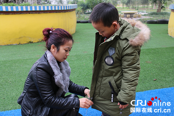 图片默认标题_fororder_老师为孩子试-穿他的心愿新衣服-(2)