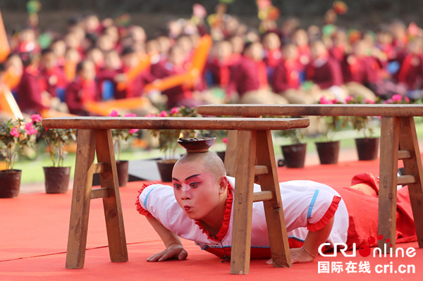 图片默认标题_fororder_川剧经典节目《滚灯》陈冬冬-摄