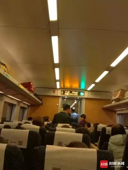 动车突然停车等人 知道原因后网友们纷纷点赞