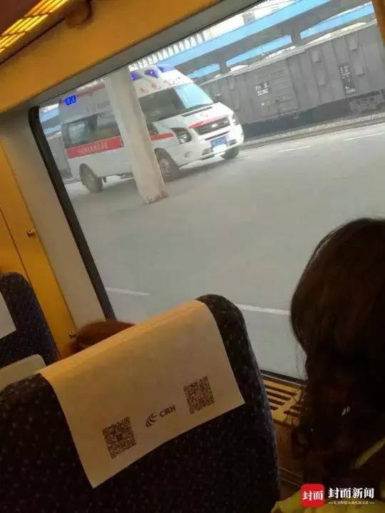 动车突然停车等人 知道原因后网友们纷纷点赞