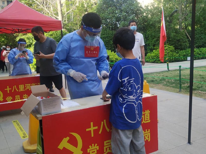 “建行蓝”化身“志愿红”——建行河南省分行志愿服务在行动