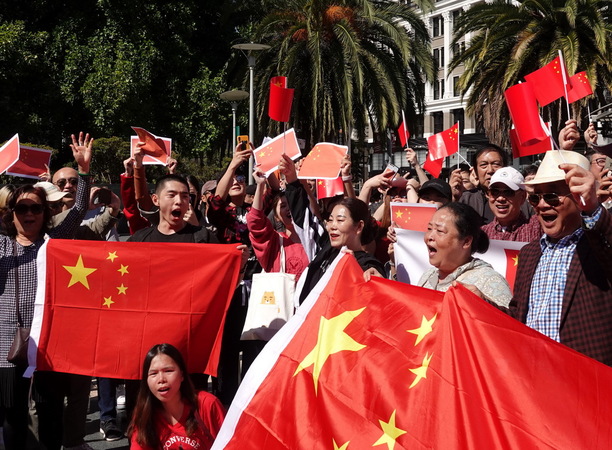 8月18日，在美國舊金山市中心聯(lián)合廣場，當?shù)厝A僑華人自發(fā)舉行和平集會，表達愛國愛港心聲。新華社發(fā)（李建國攝)