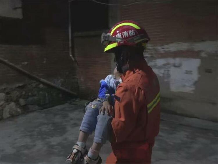 红河州个旧市：5岁男孩被困 消防员迅速助其脱险_fororder_3c51d7bf0a3fe56e56c034924301a8c