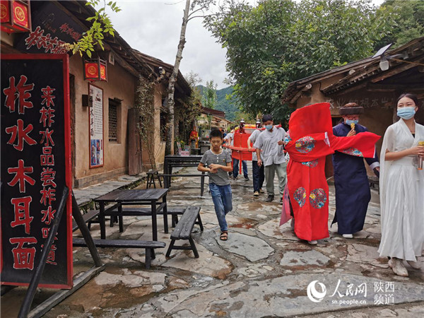 陕西柞水：村民吃上“旅游饭”小康路上幸福多