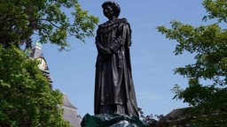 撒切尔夫人雕像在家乡揭幕被扔鸡蛋，英媒：形象割裂