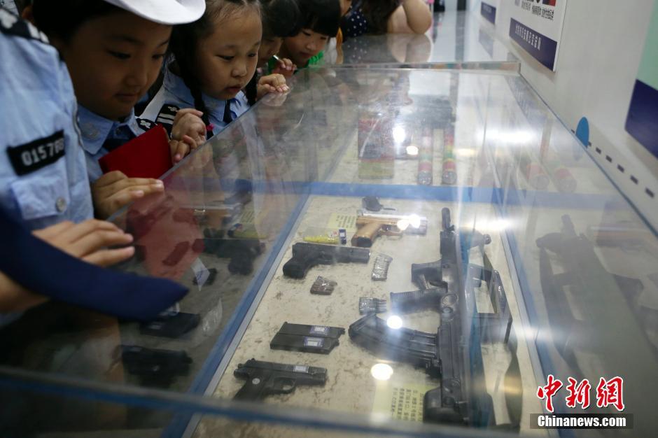 Beijing subway security to promote its show debut exhibition intercepted imitation guns (Photos)