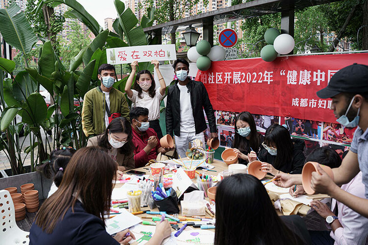 中外青年欢聚成都郫都双柏社区“美好生活节” 聊天交友玩互动游戏_fororder_手工互动游戏现场-摄影-何志强
