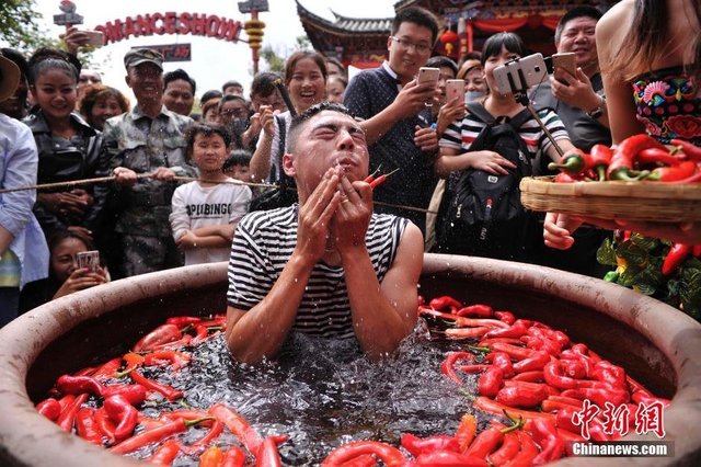 辣哭了游客泡进辣椒缸吃辣椒赢黄金组图