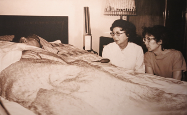 1981年5月，孙穗瑛（坐者左），孙穗华（右）姐妹看望病重的祖母宋庆龄。