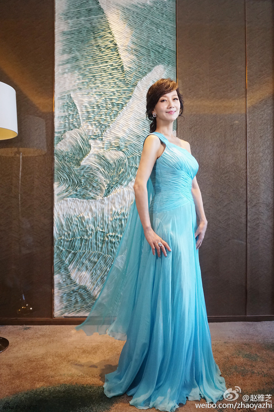 61岁赵雅芝穿蓝裙美艳 似"冰雪"艾莎公主