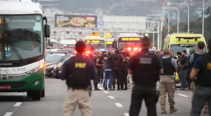巴西男子持玩具枪劫持大巴 被警方击毙(视频)
