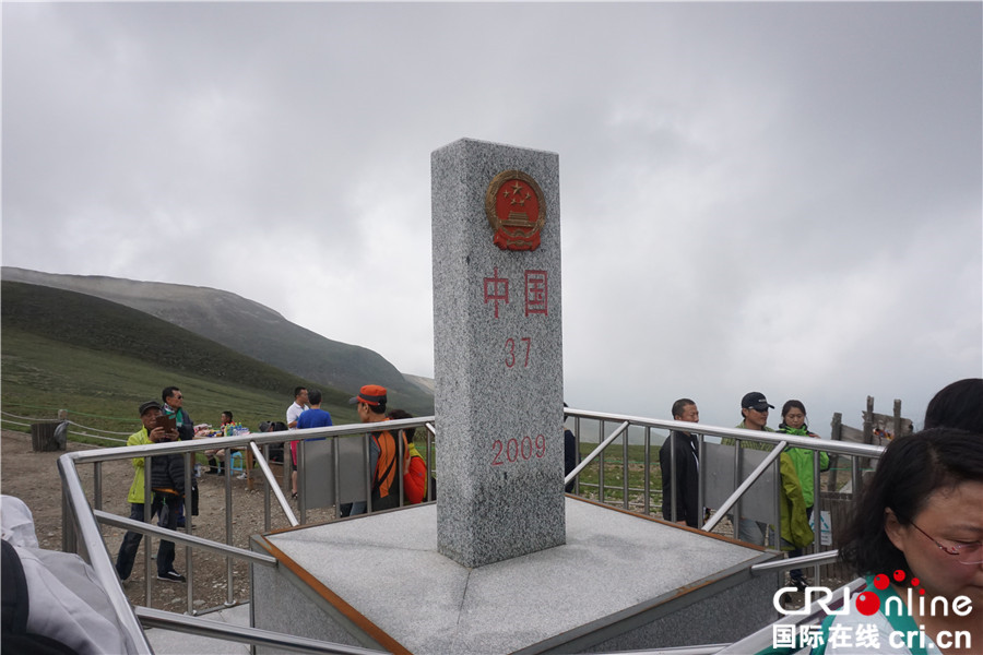 在长白山上的中朝界碑 摄影:渠鸿儒