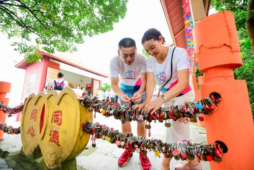 众多情侣,夫妻打卡姻缘景点,表达对爱情的美好向往