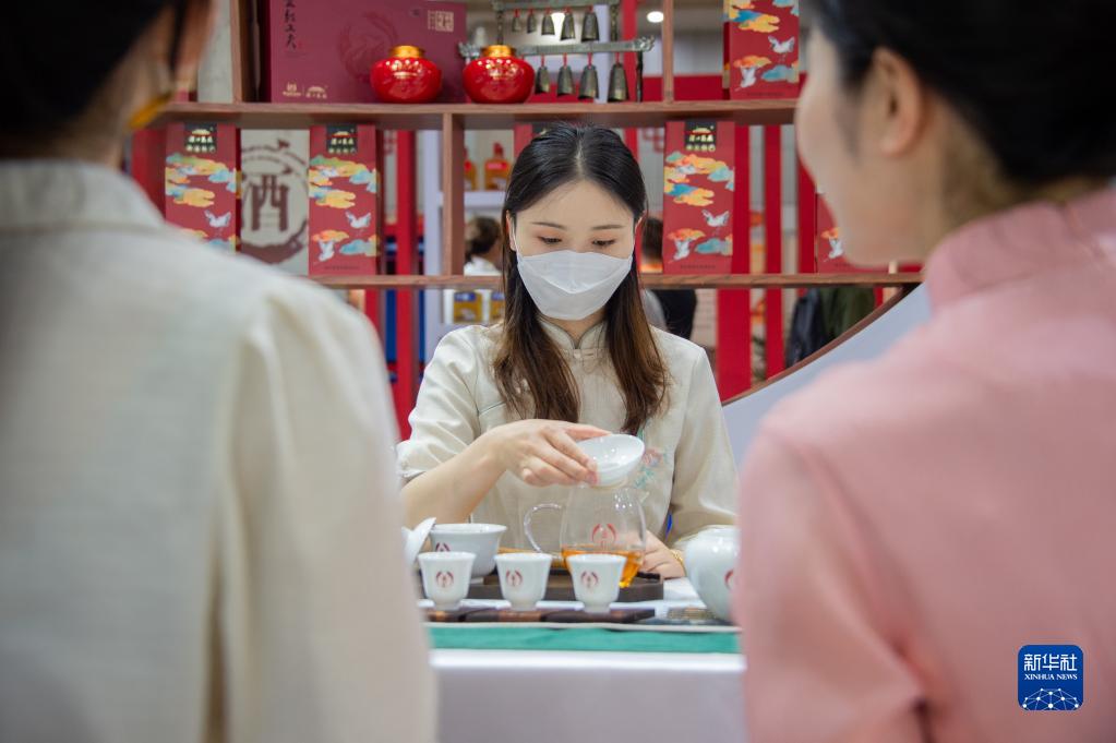 湖北非遗产品优惠展销季暨首届非遗时装秀在武汉举办