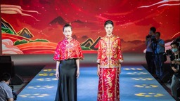 湖北非遗产品优惠展销季暨首届非遗时装秀在武汉举办