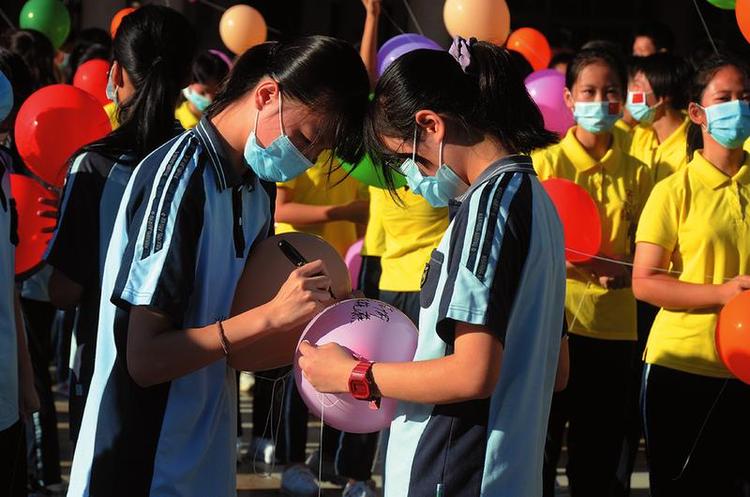 今日，南宁9万多名学子奔赴中考考场 为给考生加油鼓劲，南宁各校昨日举行了振奋人心的送考仪式