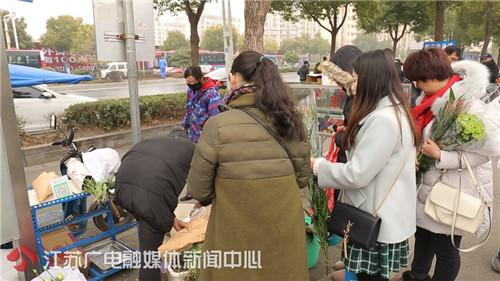 【暖新闻】为给儿子治病他成了“卖花爸爸” 市民蜂涌买花温暖一座城