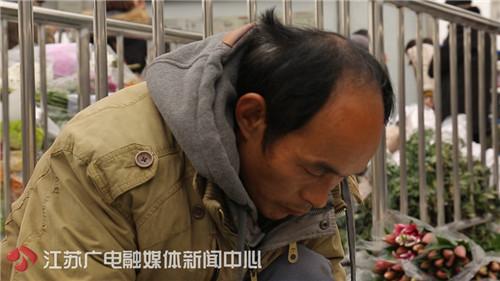 【暖新闻】为给儿子治病他成了“卖花爸爸” 市民蜂涌买花温暖一座城