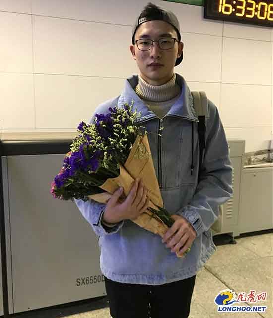 【暖新闻】为给儿子治病他成了“卖花爸爸” 市民蜂涌买花温暖一座城
