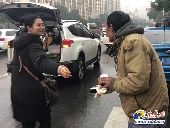 【暖新闻】为给儿子治病他成了“卖花爸爸” 市民蜂涌买花温暖一座城