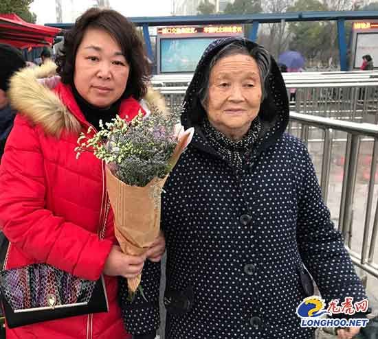 【暖新闻】为给儿子治病他成了“卖花爸爸” 市民蜂涌买花温暖一座城