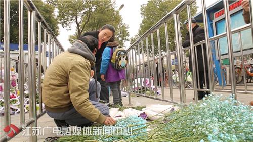 【暖新闻】为给儿子治病他成了“卖花爸爸” 市民蜂涌买花温暖一座城