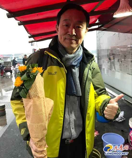 【暖新闻】为给儿子治病他成了“卖花爸爸” 市民蜂涌买花温暖一座城