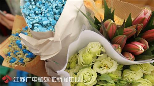 【暖新闻】为给儿子治病他成了“卖花爸爸” 市民蜂涌买花温暖一座城