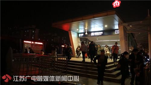 【暖新闻】为给儿子治病他成了“卖花爸爸” 市民蜂涌买花温暖一座城