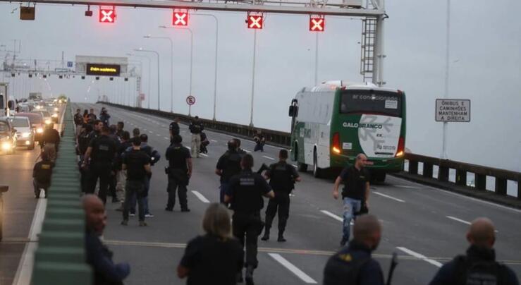 劫持大巴的巴西男子身份曝光 曾称劫车只为“载入历史”