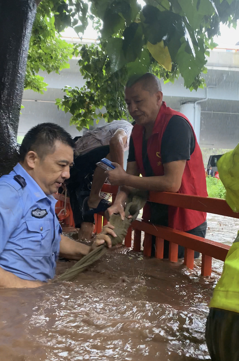 重庆万州：民警谭文芳洪水中赤脚救出10余名被困居民_fororder_微信图片_20200724114315