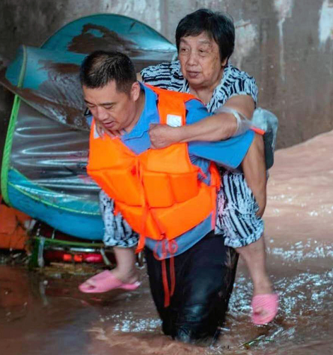 重庆万州：民警谭文芳洪水中赤脚救出10余名被困居民_fororder_微信图片_20200724114334
