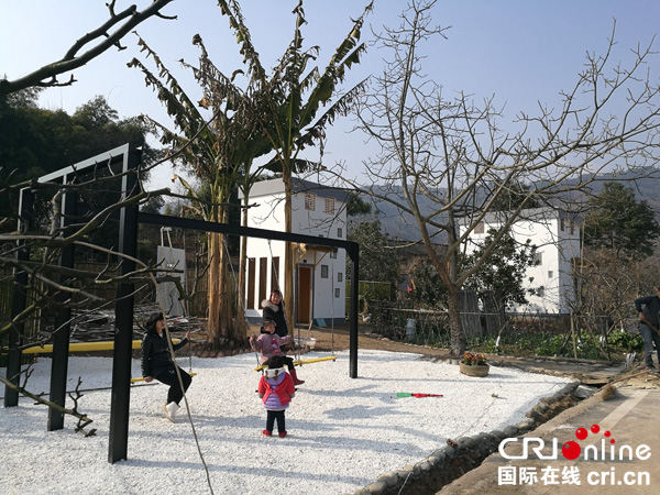 图片默认标题_fororder_群众休闲地荡着秋千（摄影-韩章尧）