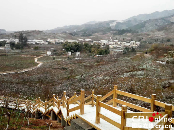 图片默认标题_fororder_雪中的木制栈道和川西民居（摄影-韩章尧）