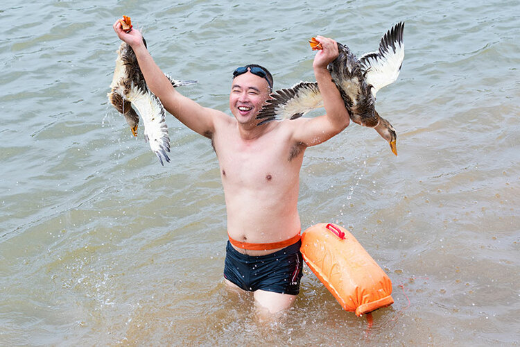 百舟竞渡迎端午 富顺县第二届端午龙舟文化旅游活动精彩上演_fororder_10选手展示抢到的鸭子(摄影-廖志全)