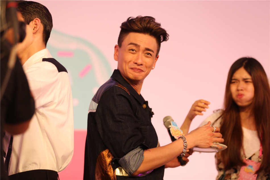 张翰加盟《夏日甜心》 喂女主播吃甜甜圈(组图