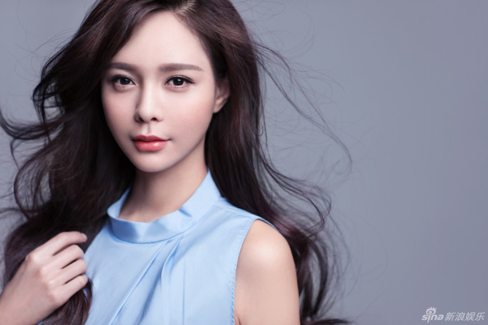 组图：沈梦辰封面大片优雅知性 尽显醇美女人味