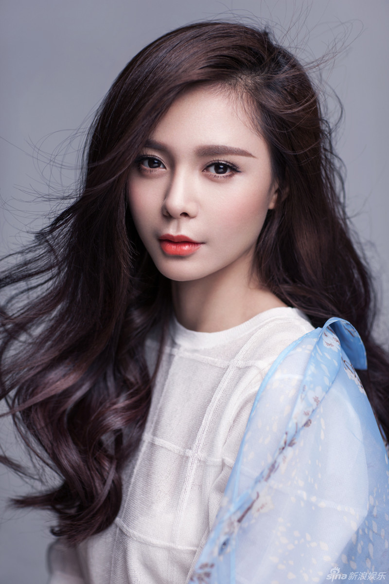 组图：沈梦辰封面大片优雅知性 尽显醇美女人味