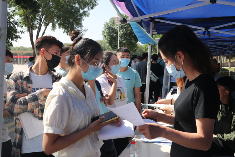 “正青春 耀未来” 2022年宁夏本科院校夏季校园招聘会启动仪式在宁夏大学举行_fororder_14 .JPG