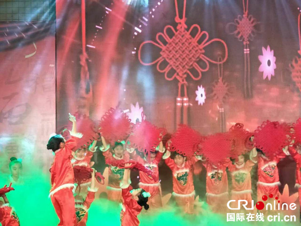 图片默认标题_fororder_舞蹈《红红的中国结》表演现场