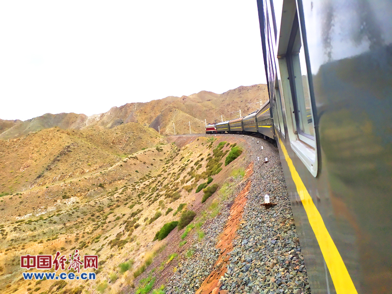 【发现最美铁路·重走丝绸之路】7524次“小慢车” 四十余载