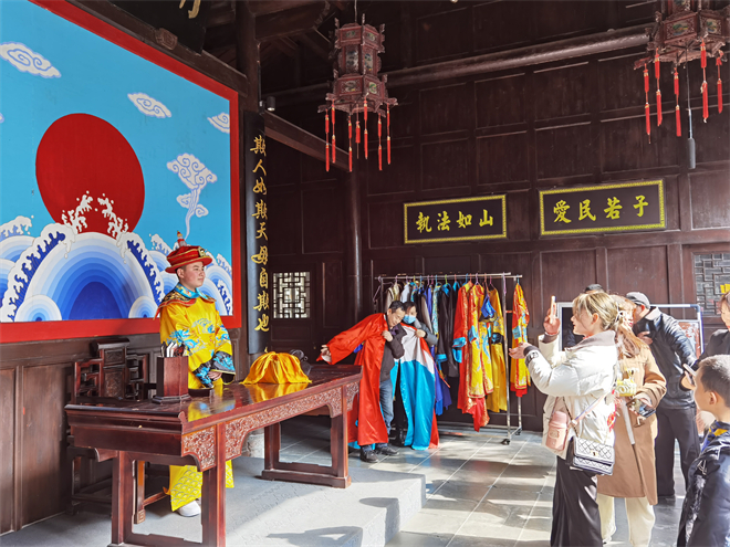 安康石泉:悠悠夏日长 小城风光好_fororder_1、游客在石泉秦巴老街古县衙游玩体验_副本