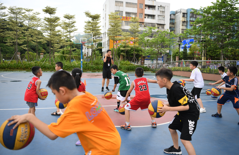 放学后,学生在操场上训练打蓝球.图片均由通讯员提供