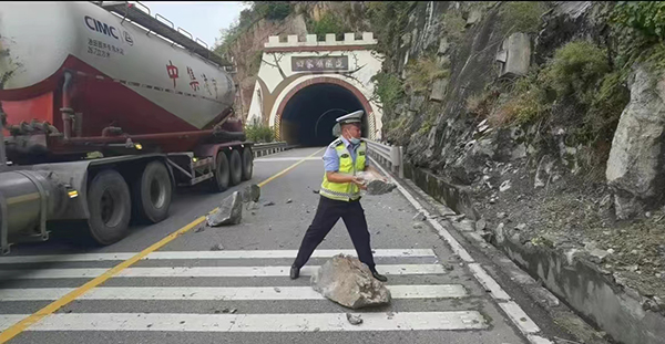 四川公安交警发布雅安汉源地震受损路况:部分区域有落石 全力确保道路安全畅通_fororder_微信图片_20220520105745