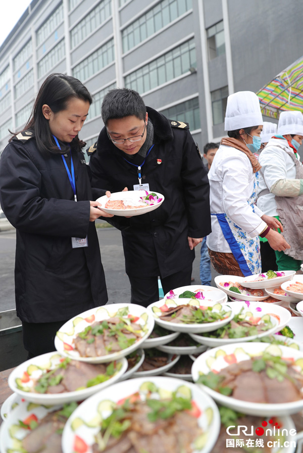 四川华蓥:严检细查食品安全 确保市民欢乐过节