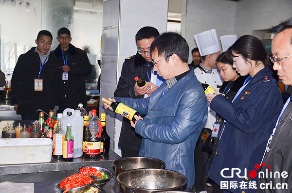 图片默认标题_fororder_执法人员餐饮店检查现场