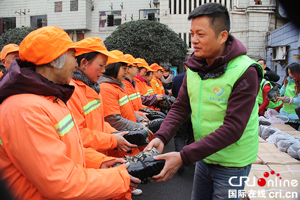 图片默认标题_fororder_刘家臻向环卫工人赠送保暖鞋