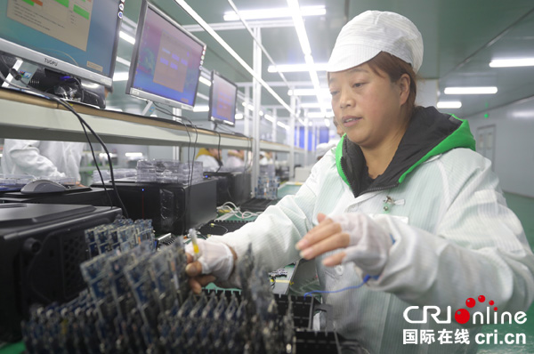 图片默认标题_fororder_返乡农民工正在工作