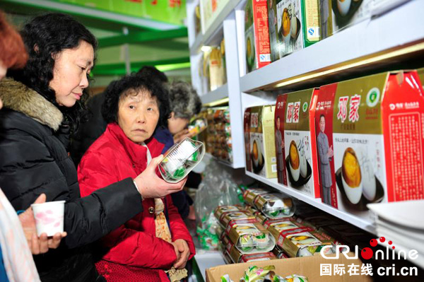 图片默认标题_fororder_重庆市民选购广安盐皮蛋